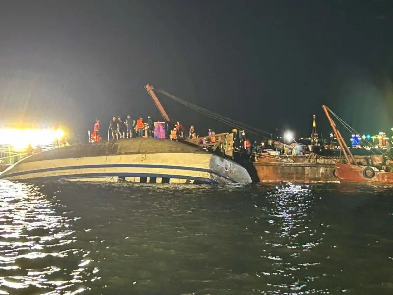 Boat Capsizes in Vietnam's Halong Bay, Resulting in 34 Deaths and 8 Missing Persons